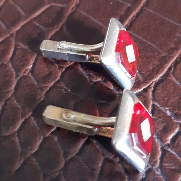 Anson 1950s Red Lucite & Cubic Zirconia Gold Tone Cuff Link and Tie Bar Set - Picture 3 of 9